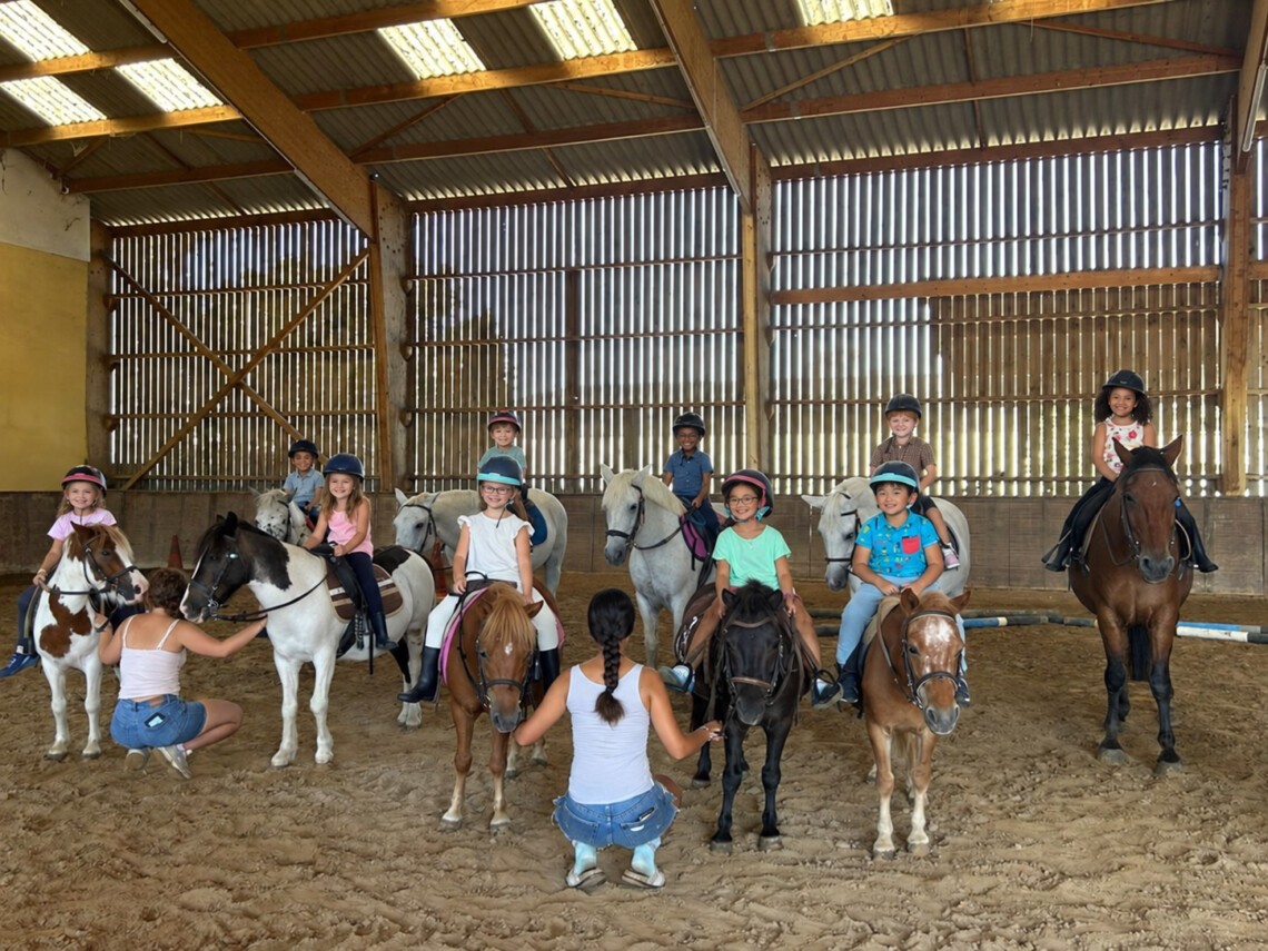 Enfants réunis avec les poneys pour un anniversaire au Poney Club de Sevennes