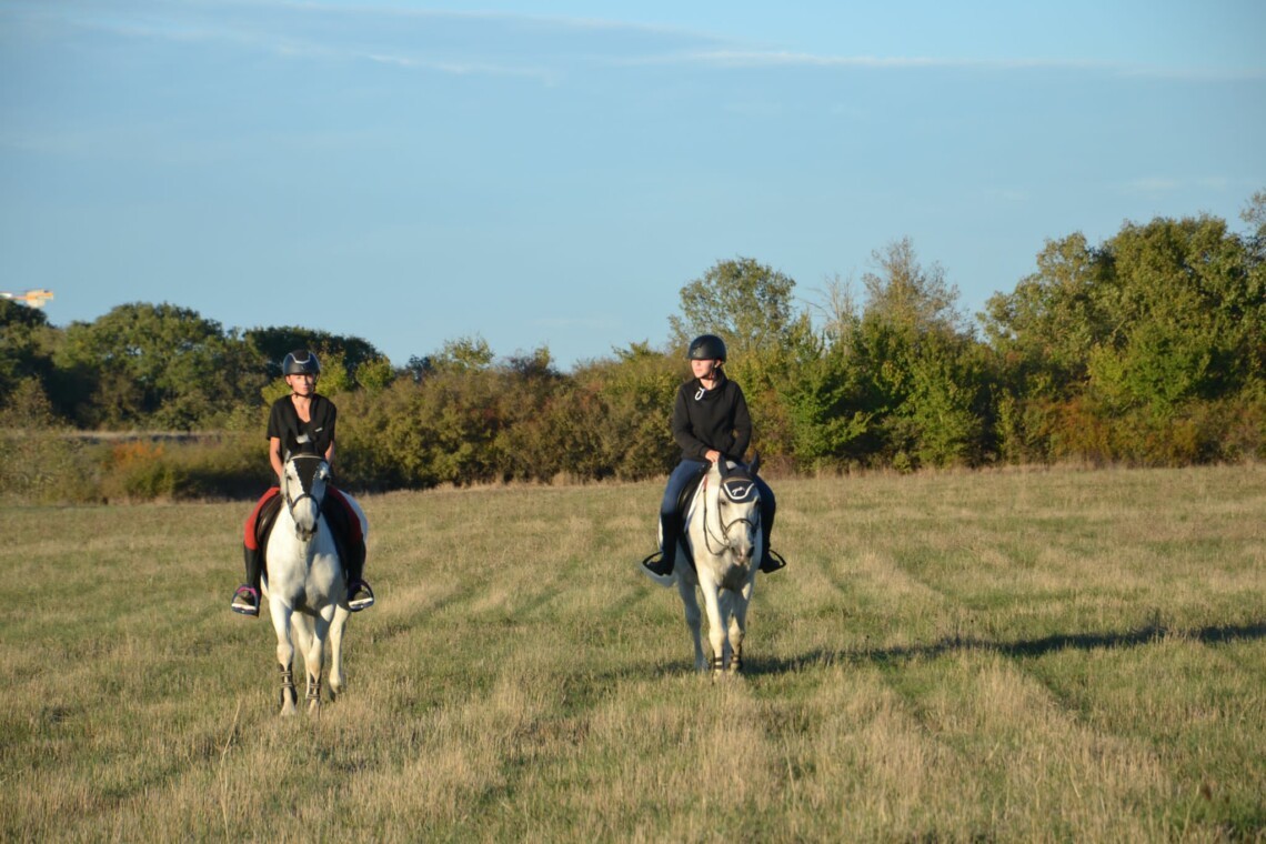 Deux cavalières à cheval dans les espaces naturels autour des Écuries de Sevennes